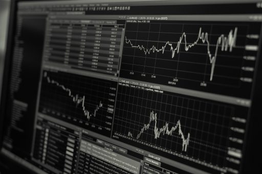 Grafiek van dividend aandelen AEX op een computerscherm