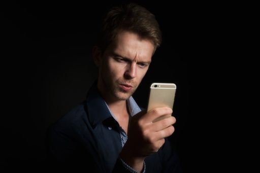 Persoon die een bankier-app gebruikt om duurzame beleggingen te bekijken op een smartphone