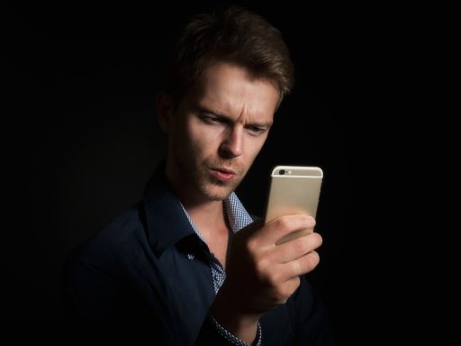Persoon die een bankier-app gebruikt om duurzame beleggingen te bekijken op een smartphone