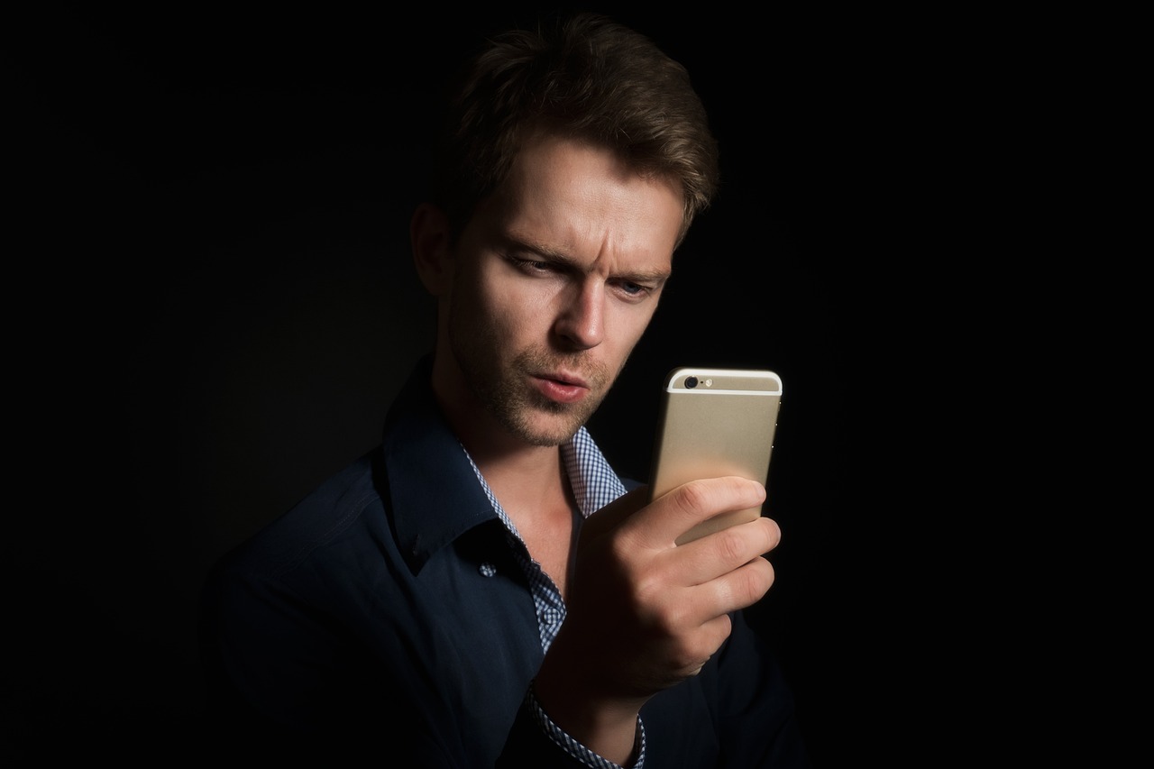 Persoon die een bankier-app gebruikt om duurzame beleggingen te bekijken op een smartphone