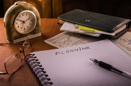 Persoon die financiële documenten doorleest aan keukentafel