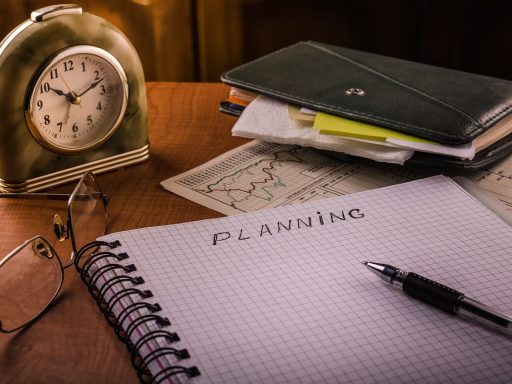 Persoon die financiële documenten doorleest aan keukentafel