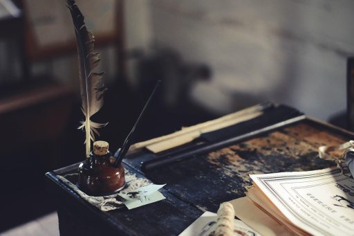 Vastgoedbelegger controleert juridische en fiscale documenten aan bureau