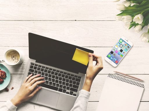 Persoon die achter een laptop werkt vanuit huis en probeert online geld te verdienen