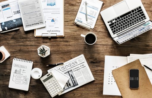 Ondernemer aan bureau die omzetcijfers per maand in kaart brengt voor een seizoensonderneming