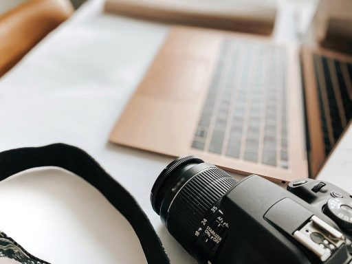 Persoon die thuis werkt aan laptop en bijverdiensten berekent