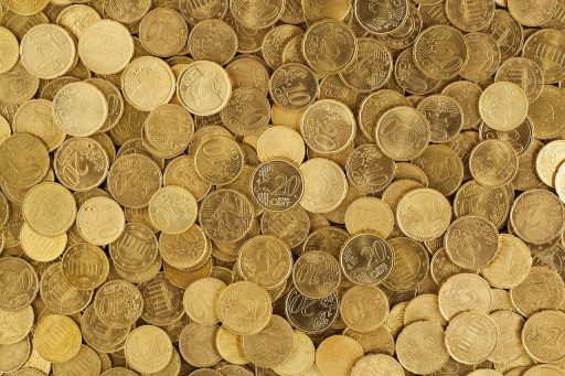 Munten in een glazen pot als symbool voor spaargeld op een buitenlandse spaarrekening