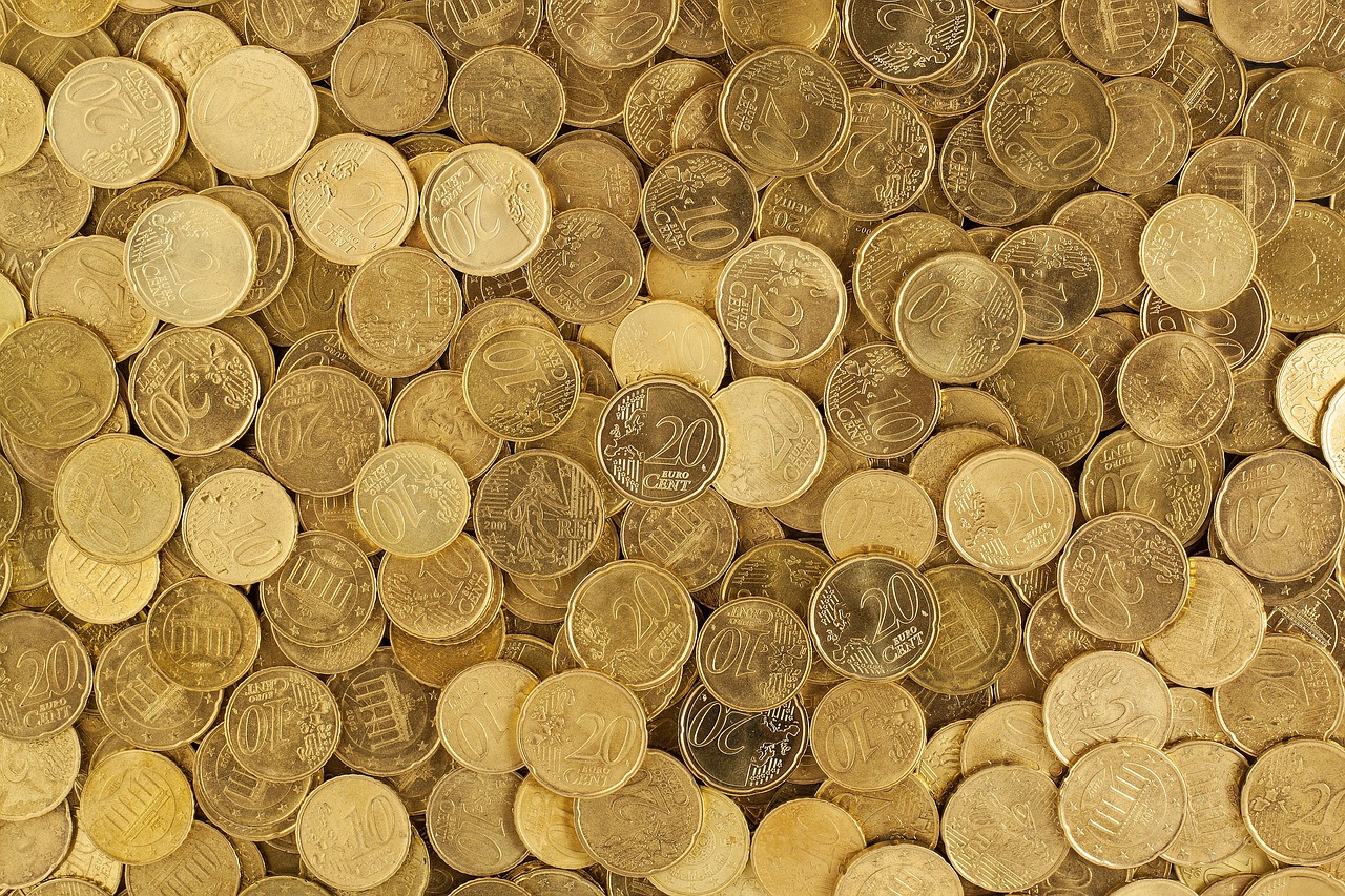 Munten in een glazen pot als symbool voor spaargeld op een buitenlandse spaarrekening