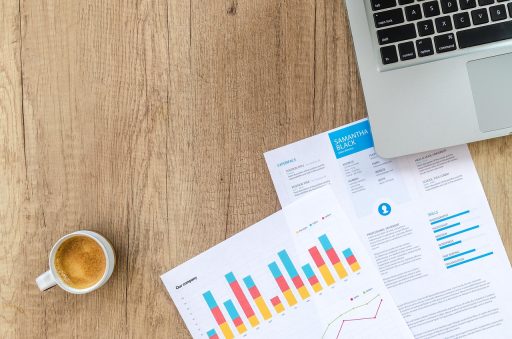 Persoon die financiële documenten doorneemt aan een bureau na het ontvangen van een erfenis