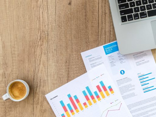 Persoon die financiële documenten doorneemt aan een bureau na het ontvangen van een erfenis