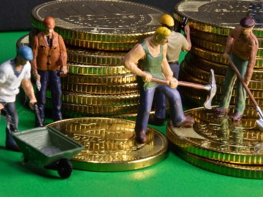 Bankmedewerker analyseert klantgegevens op scherm voor journey mapping