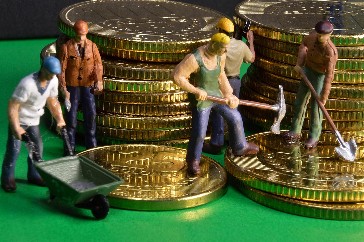 Bankmedewerker analyseert klantgegevens op scherm voor journey mapping