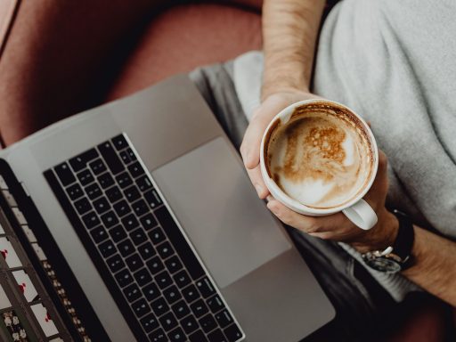 Persoon werkt aan laptop aan keukentafel en rekent aan digitale diensten
