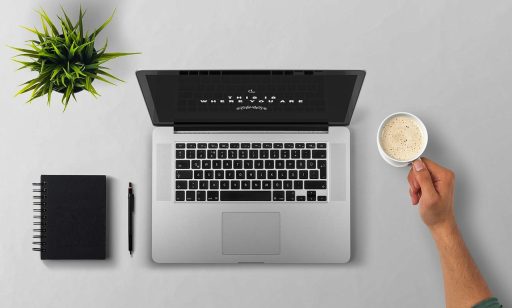 Belegger kijkt bezorgd naar een foutmelding op zijn laptop