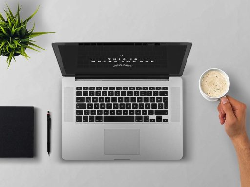 Belegger kijkt bezorgd naar een foutmelding op zijn laptop