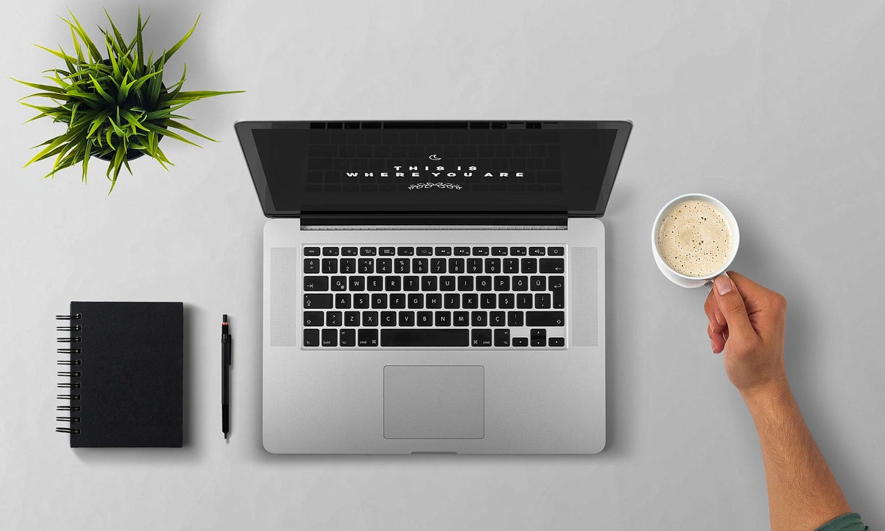 Belegger kijkt bezorgd naar een foutmelding op zijn laptop