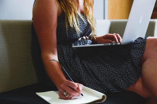 Freelancer die websiteteksten schrijft achter een bureau thuis