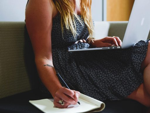 Freelancer die websiteteksten schrijft achter een bureau thuis