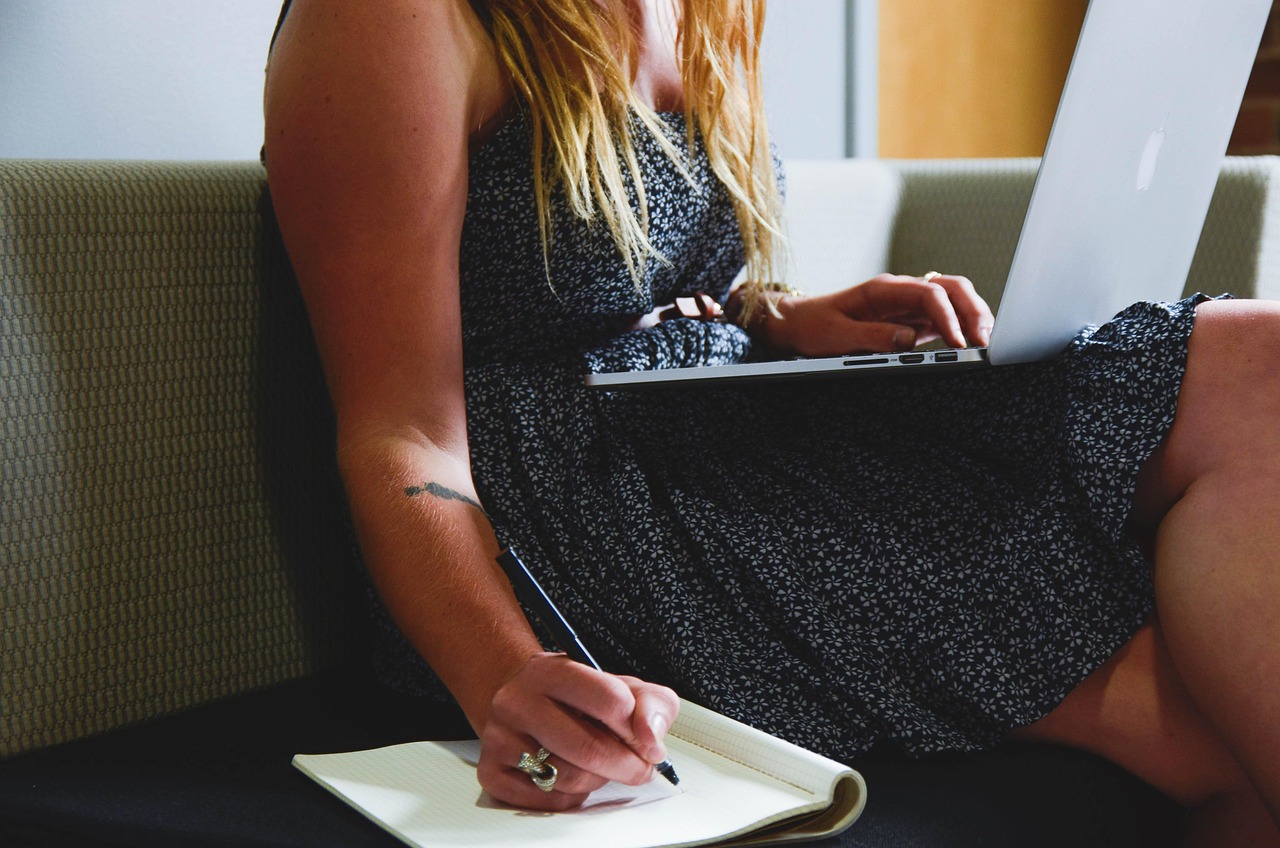 Freelancer die websiteteksten schrijft achter een bureau thuis