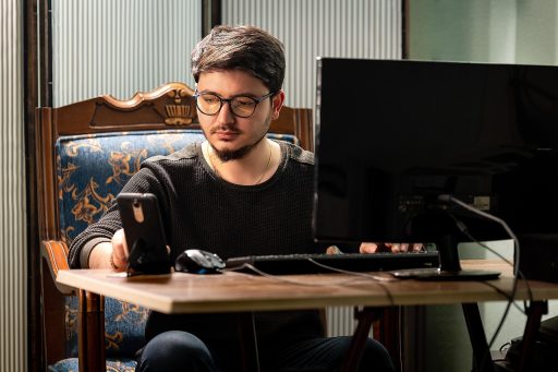 Persoon die financiële software bekijkt op laptop met beleggingsdashboard