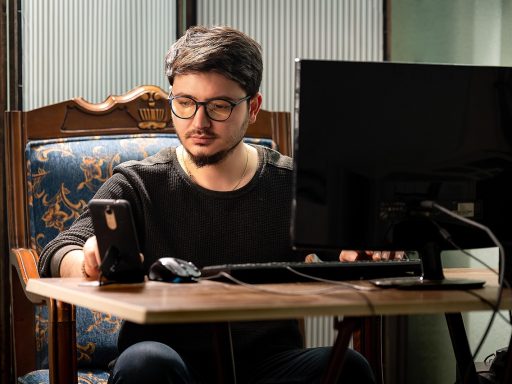 Persoon die financiële software bekijkt op laptop met beleggingsdashboard