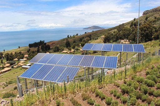 Zonnepanelen op het dak van een mkb-bedrijfspand