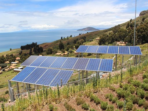 Zonnepanelen op het dak van een mkb-bedrijfspand