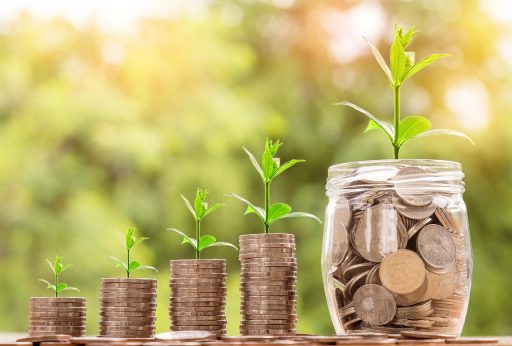 Financiële documenten en rekenmachine op een bureau bij het vergelijken van beleggingskosten
