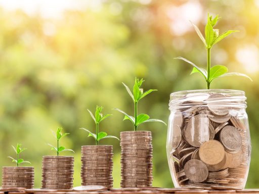Financiële documenten en rekenmachine op een bureau bij het vergelijken van beleggingskosten