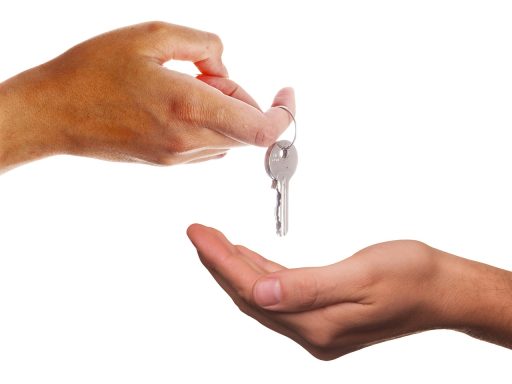 Particuliere verhuurder in gesprek met een vastgoedbeheerder over het beheer van een woning