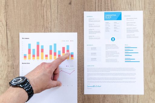 Persoon die ETF-rendementen analyseert op een laptop met grafieken