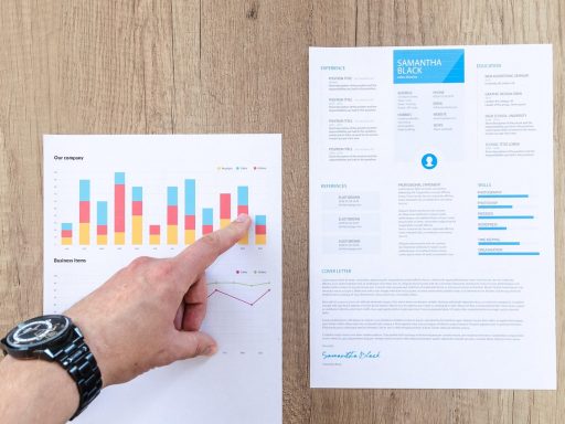 Persoon die ETF-rendementen analyseert op een laptop met grafieken