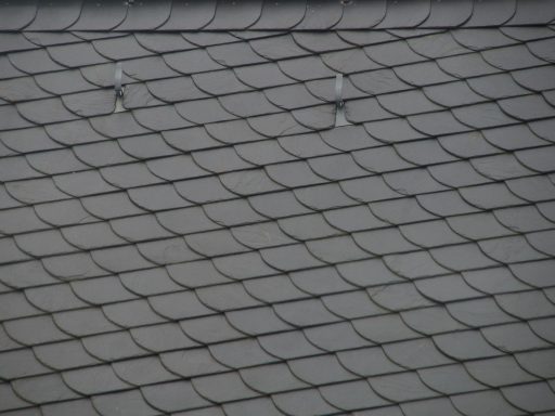 Renovatiewerker die dakisolatie aanbrengt op een woning