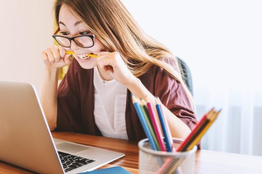 Persoon die zijn beleggingsportefeuille bekijkt op een laptop