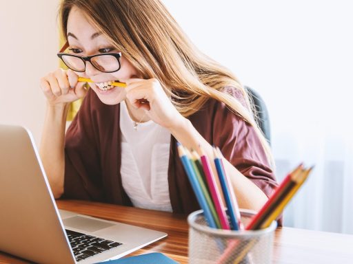 Persoon die zijn beleggingsportefeuille bekijkt op een laptop