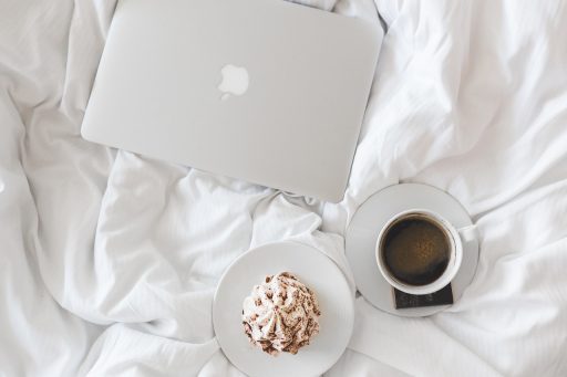 Vermoeide parttime ondernemer werkend op laptop thuis