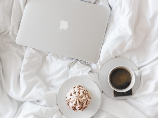 Vermoeide parttime ondernemer werkend op laptop thuis