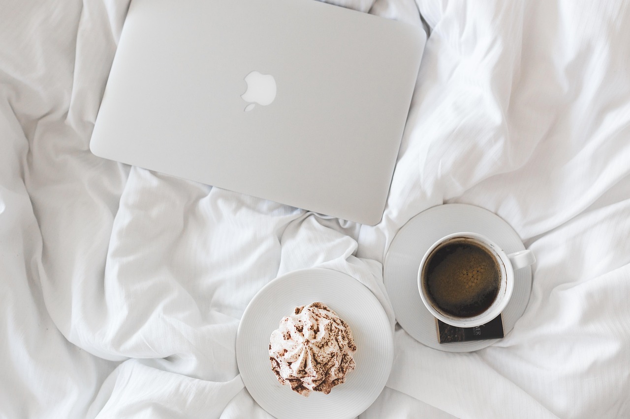 Vermoeide parttime ondernemer werkend op laptop thuis