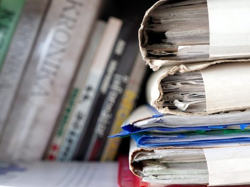 Zzp'er die facturen en aanmaningen doorneemt aan een bureau