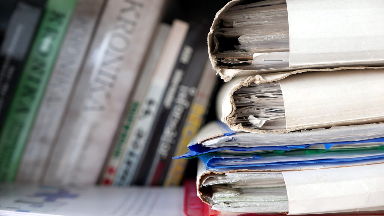 Zzp'er die facturen en aanmaningen doorneemt aan een bureau